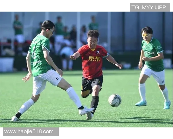 球星在绿茵场上的激情对话与赛场内外的情感碰撞